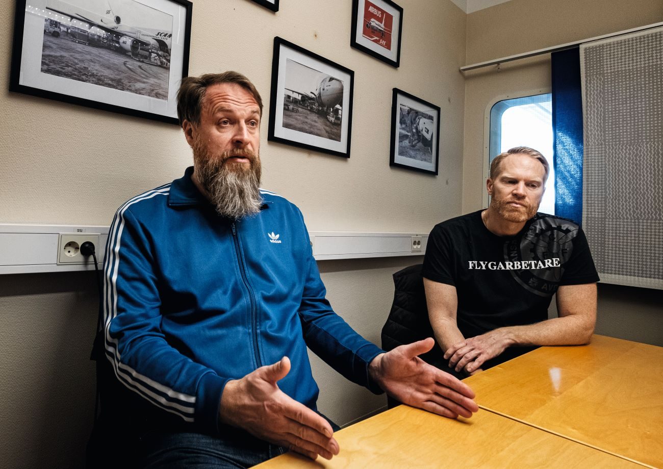 Två män vid ett bord.