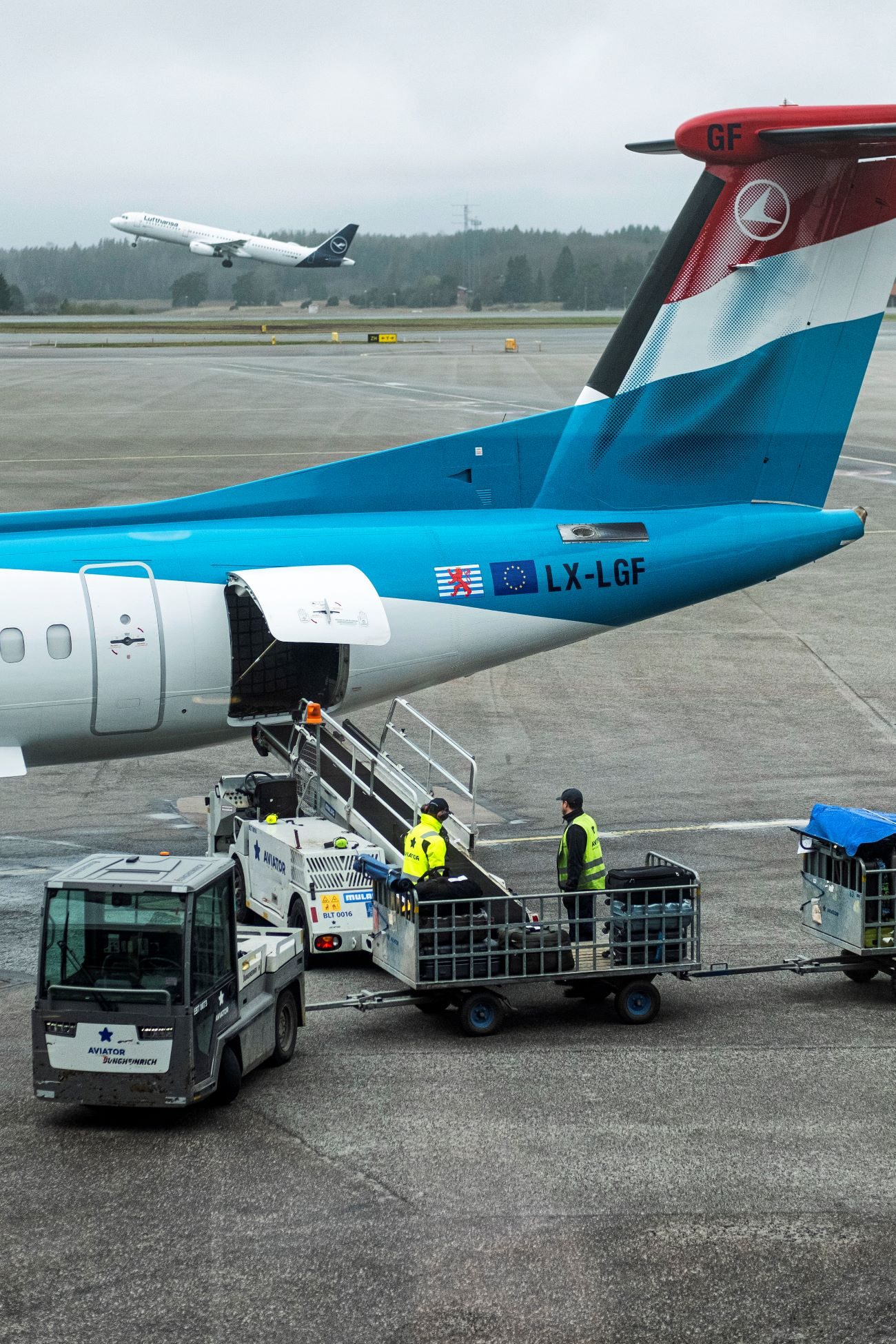 Flygplan som lastas.