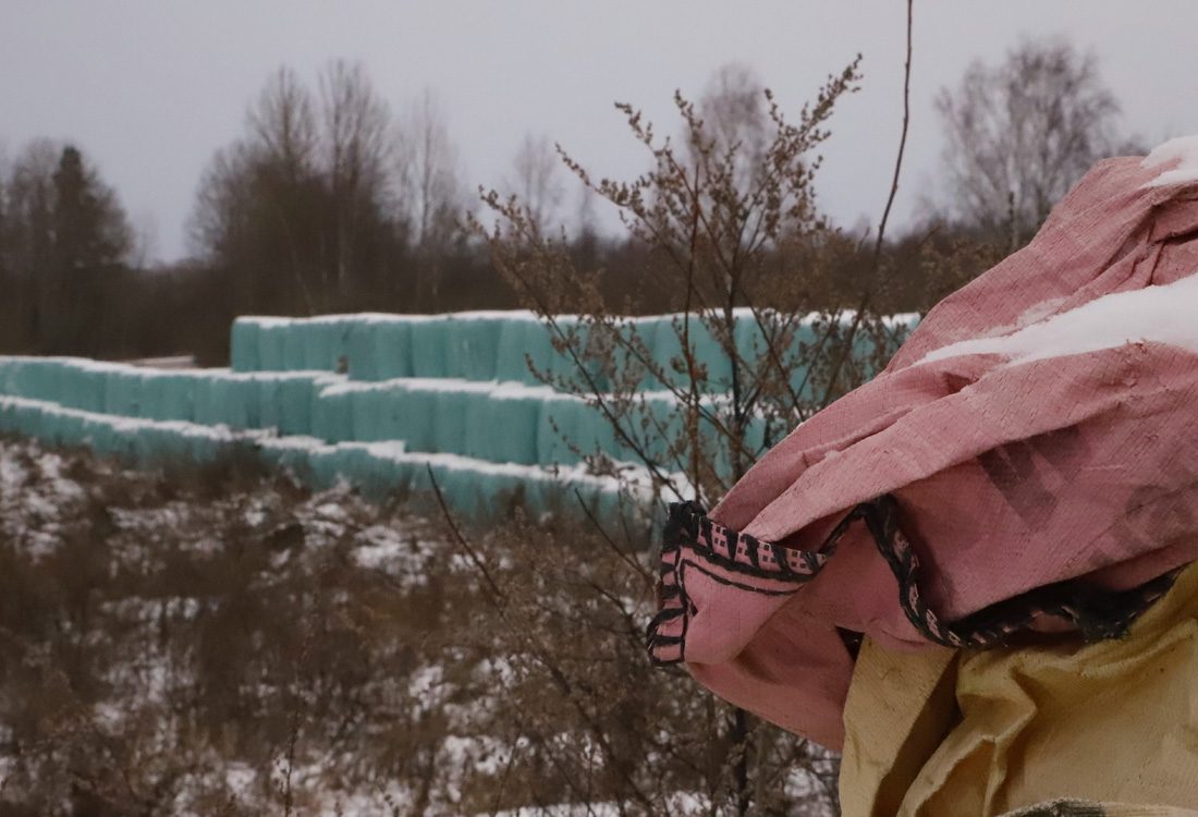 Balar med avfall på fält.