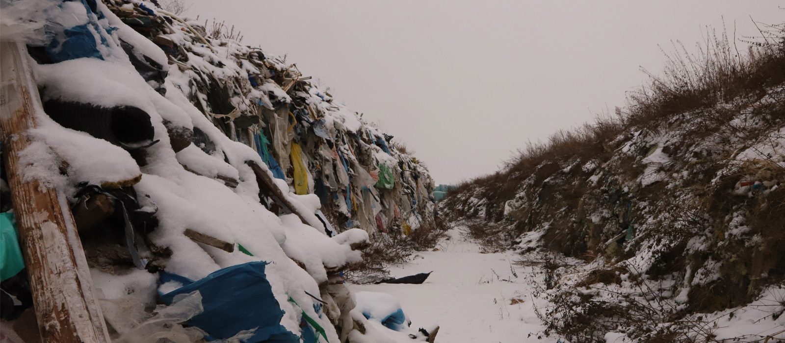 Avfall i högar under snö.
