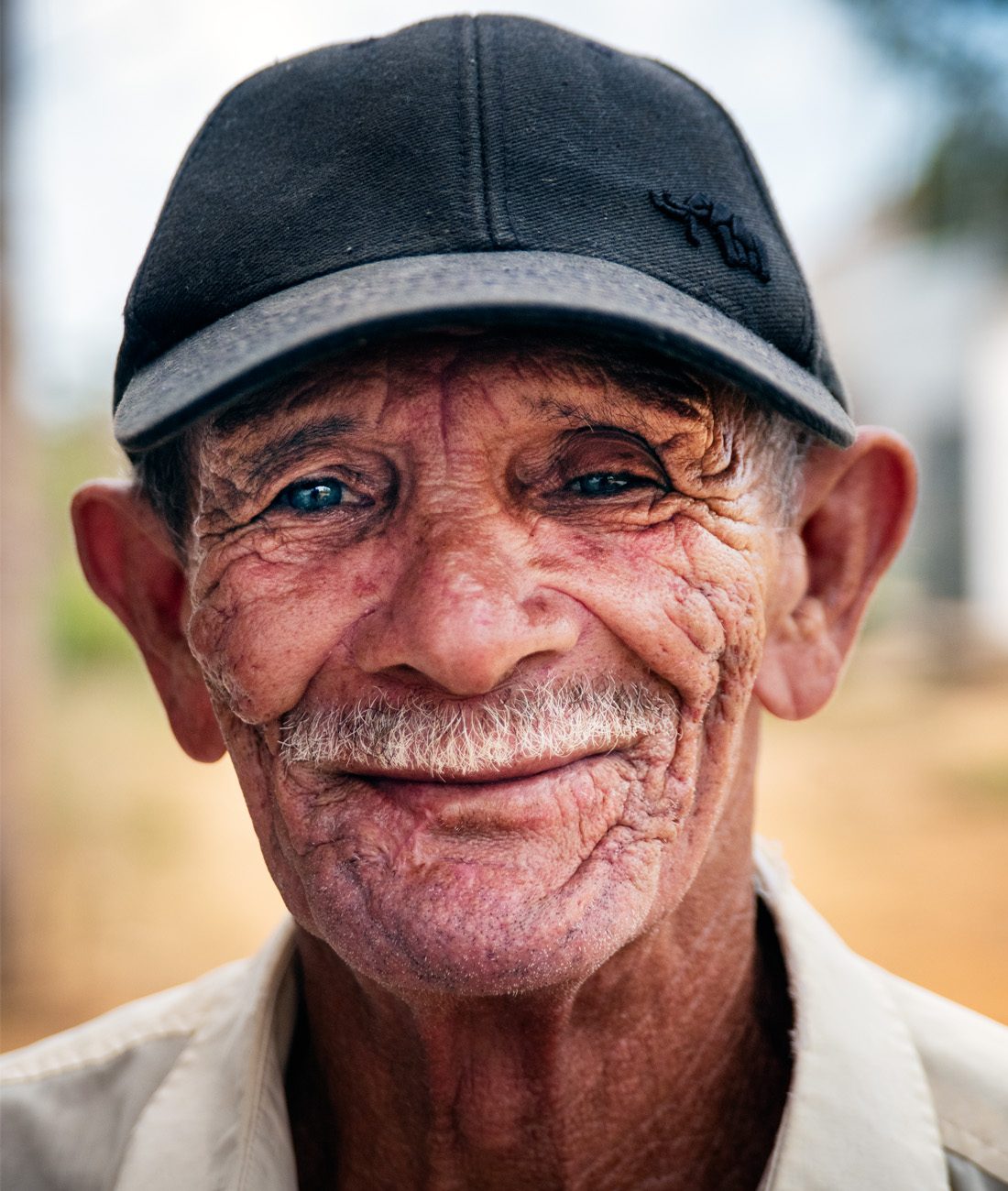 Man med keps och mustasch.