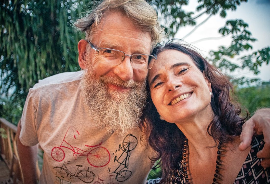 Man med skägg och kvinna med långt hår.