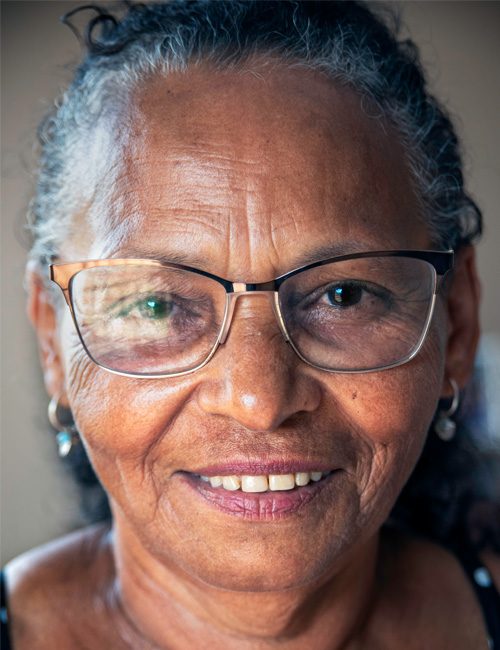 Svart kvinna med glasögon.