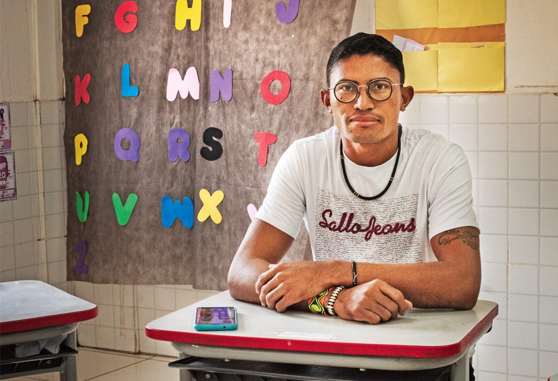 Man med glasögon i skolbänk.