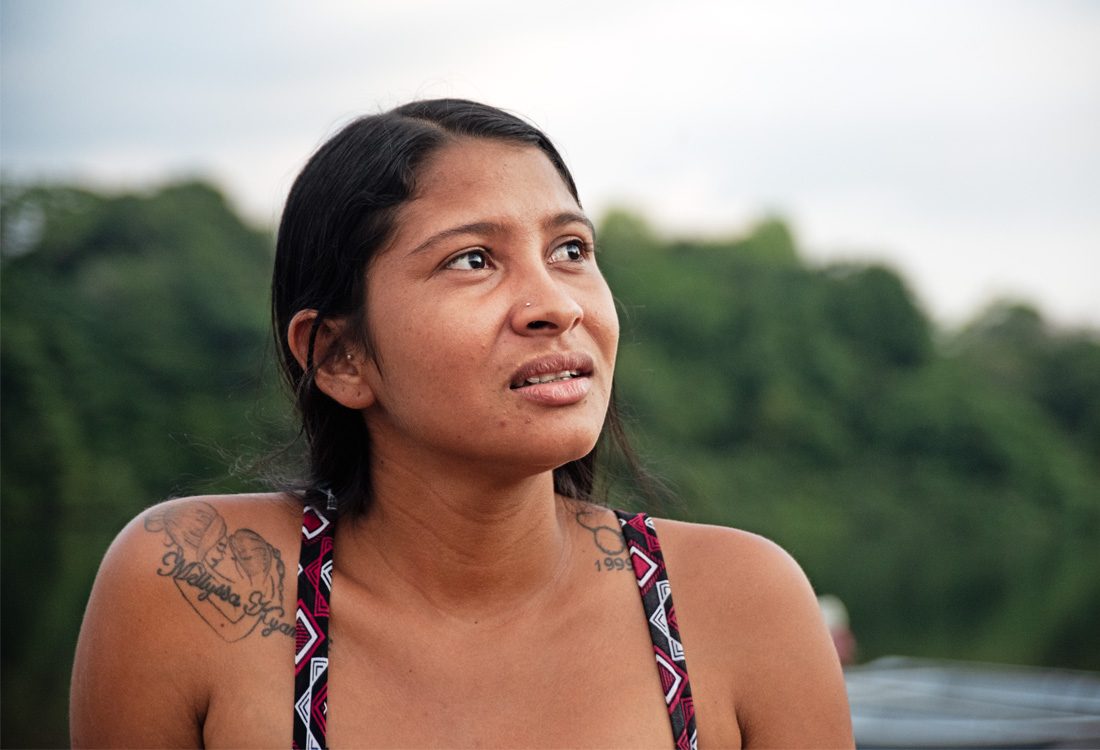 Ung kvinna med vått hår.