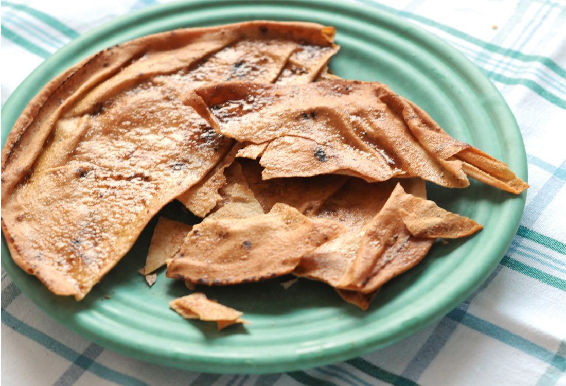 Bild på spröda pitabröd på en grön tallrik.