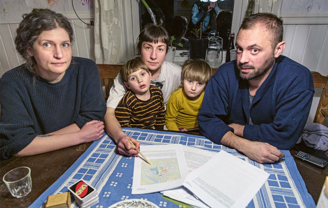 En familj vid ett bord.