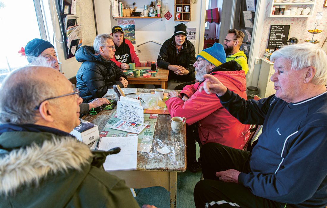 En grupp män vid ett bord.