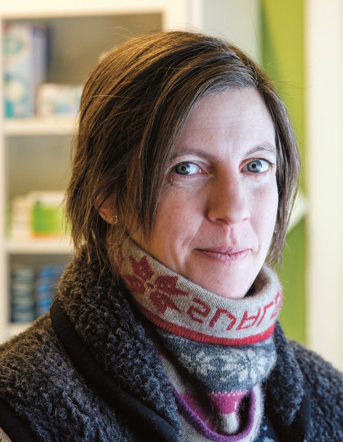 En kvinna med halsduk.