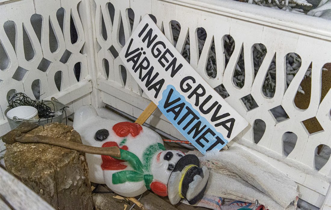 En skylt och skräp på en veranda.