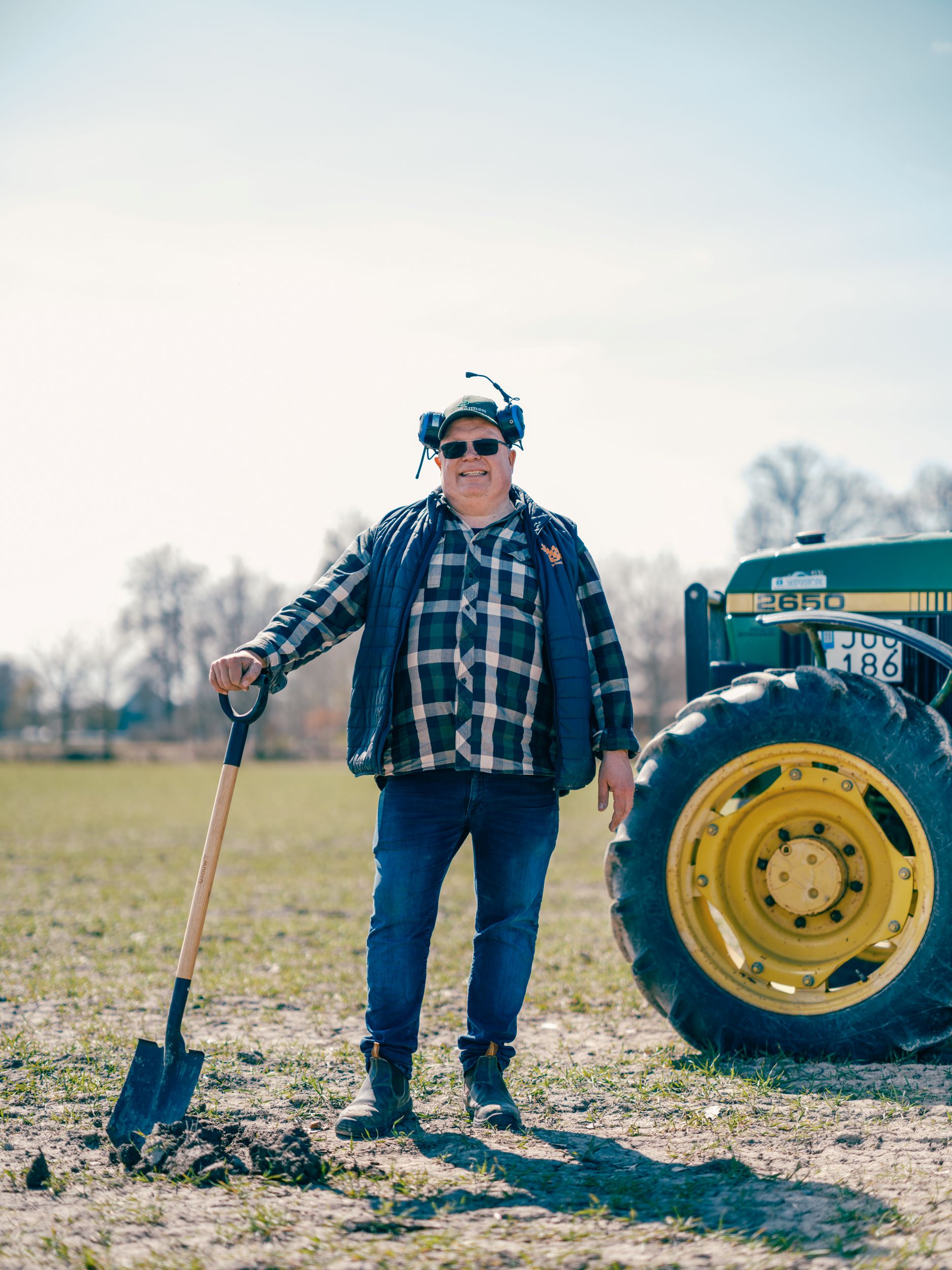 Man med traktor på åker