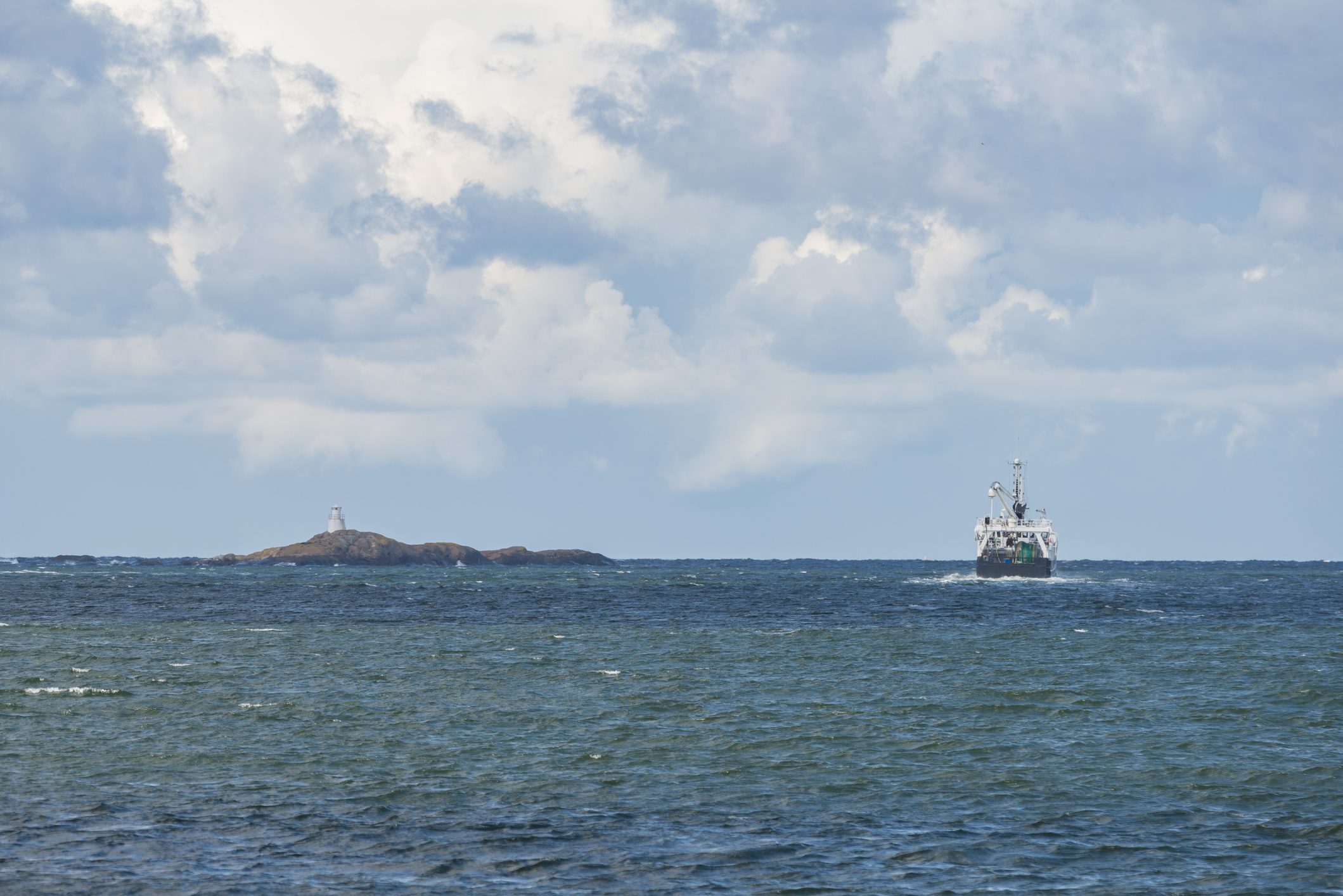 trålare på hav med fyr