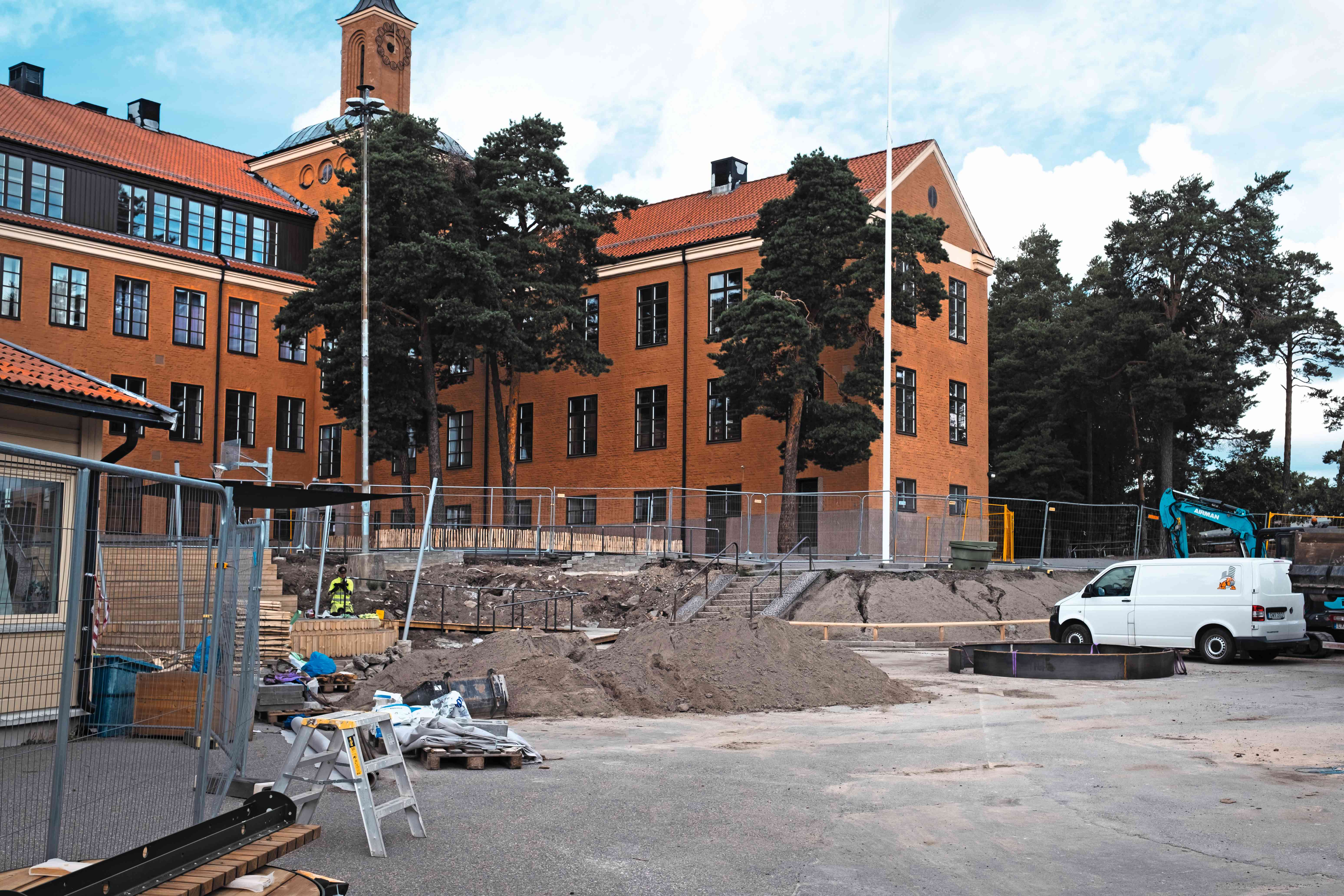 Skolgård med grushögar