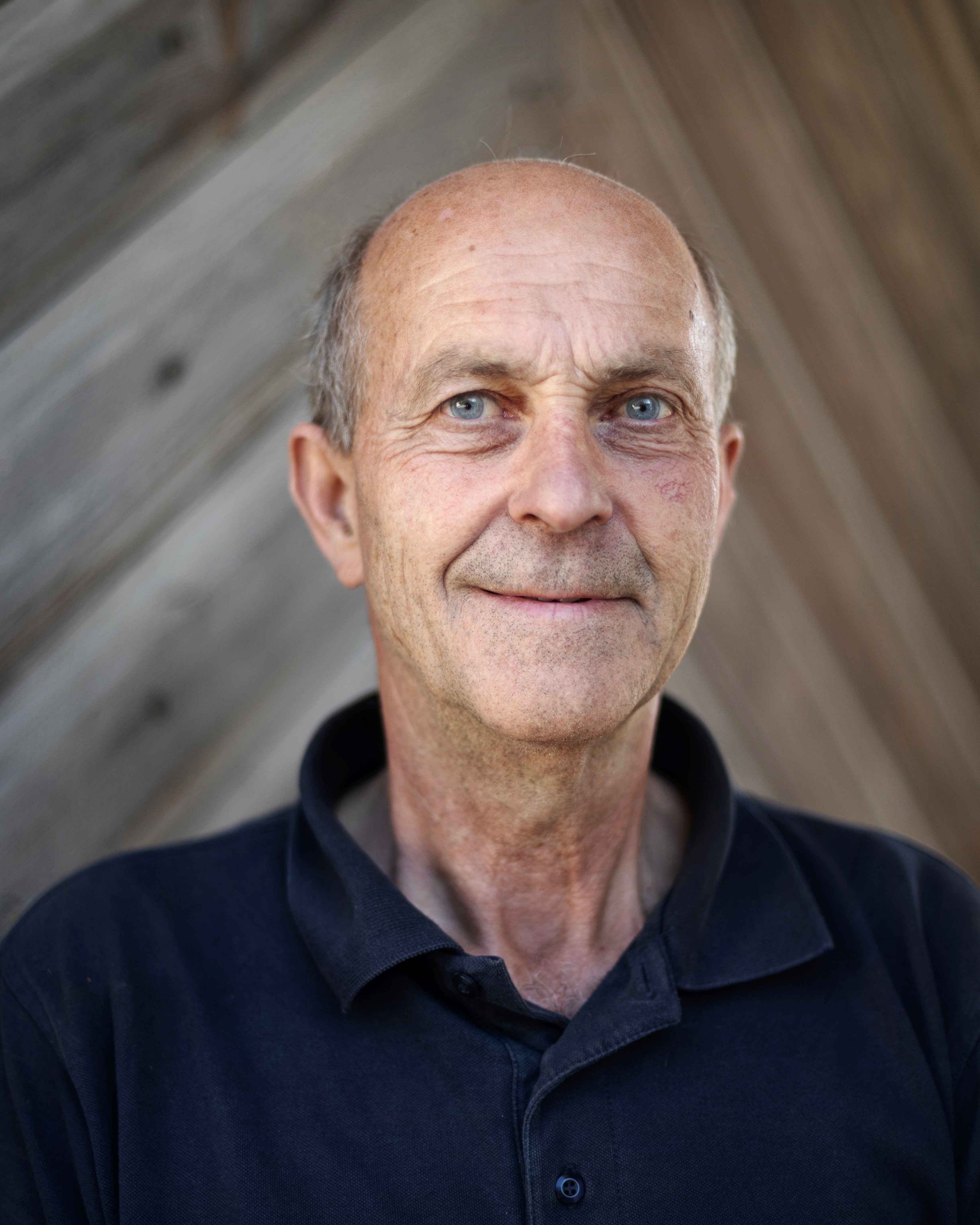 Äldre man i blå tröja.