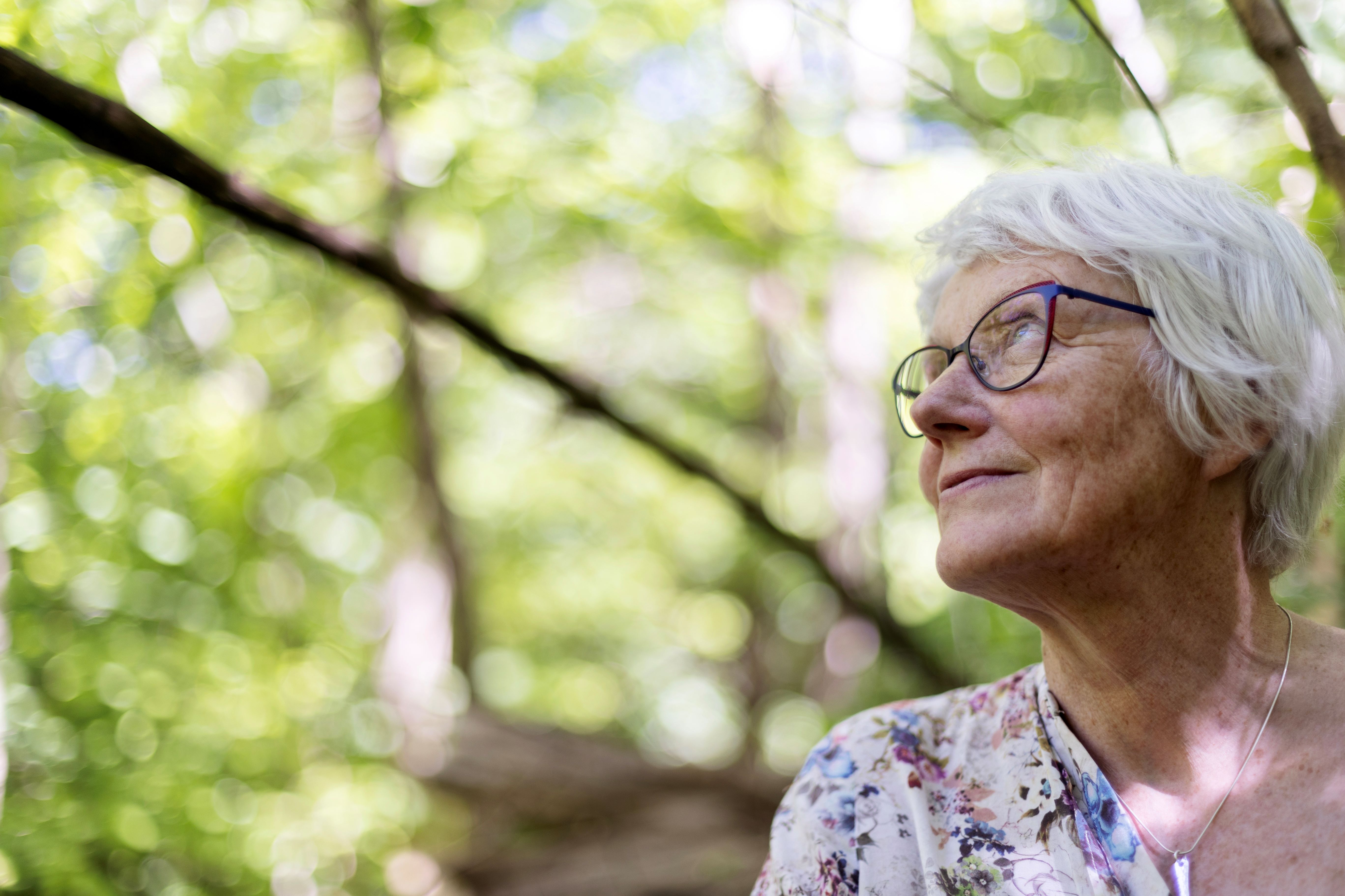 Kvinna med glasögon i skogen