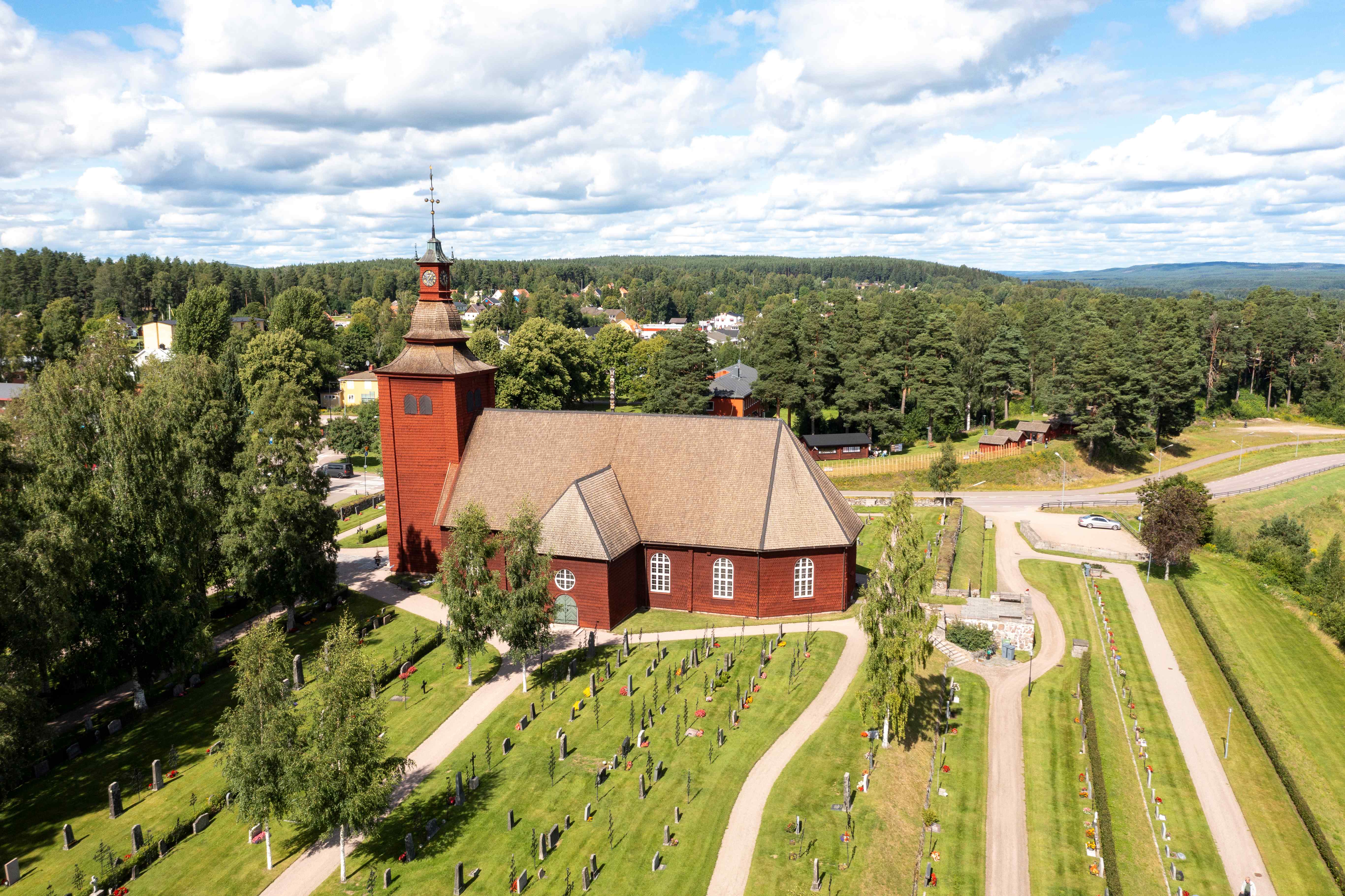 Kyrka i skog