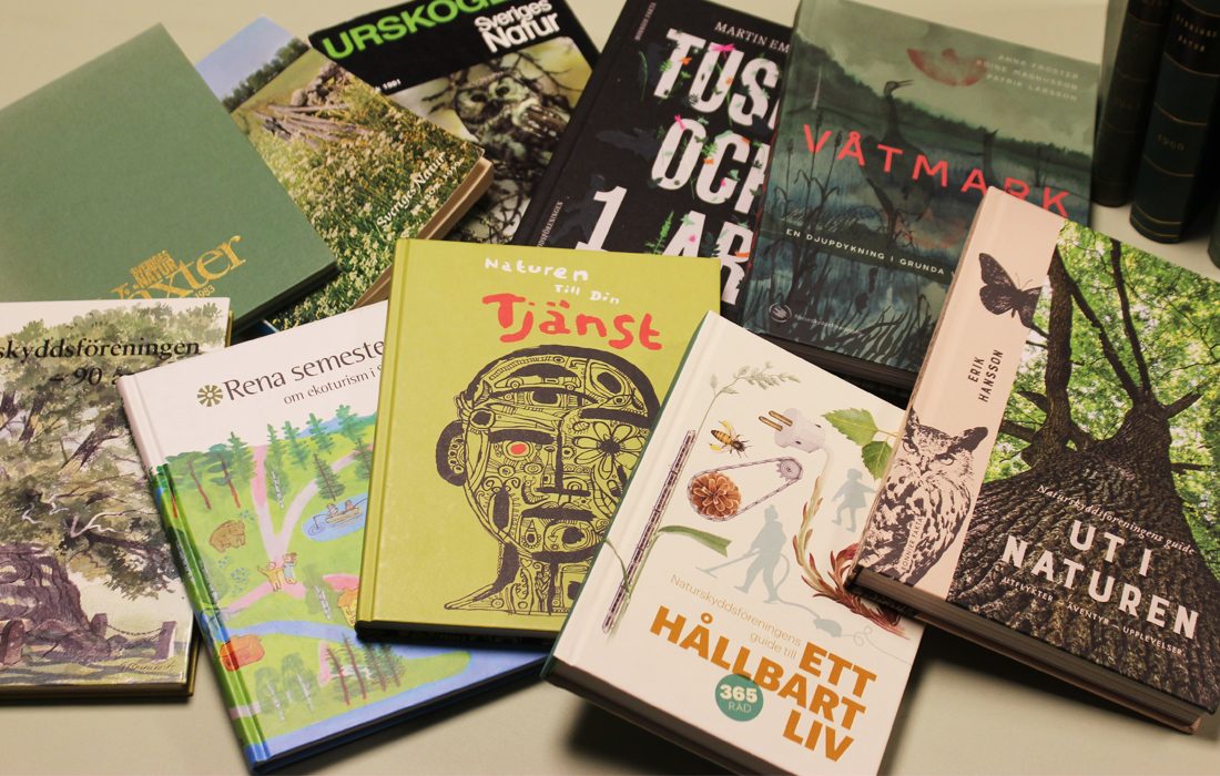 Några av de böcker Naturskyddsföreningen gett ut som årsböcker genom åren.