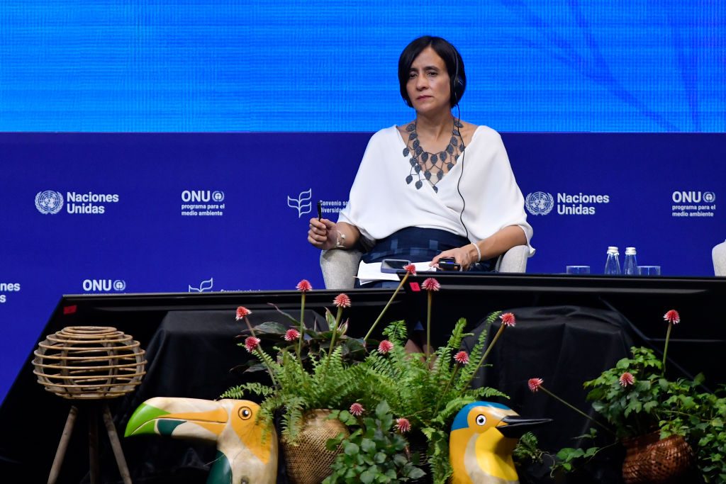 Dam i vit blus på scen