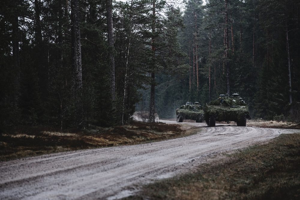 Stridsvagnar på skogsväg