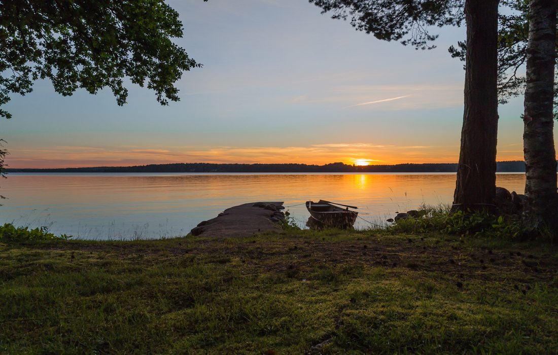 Båt vid vatten i skymning.