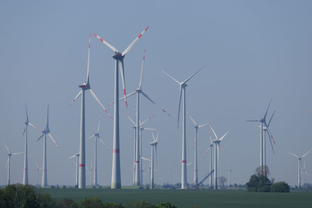Vindkraftverk på fält.