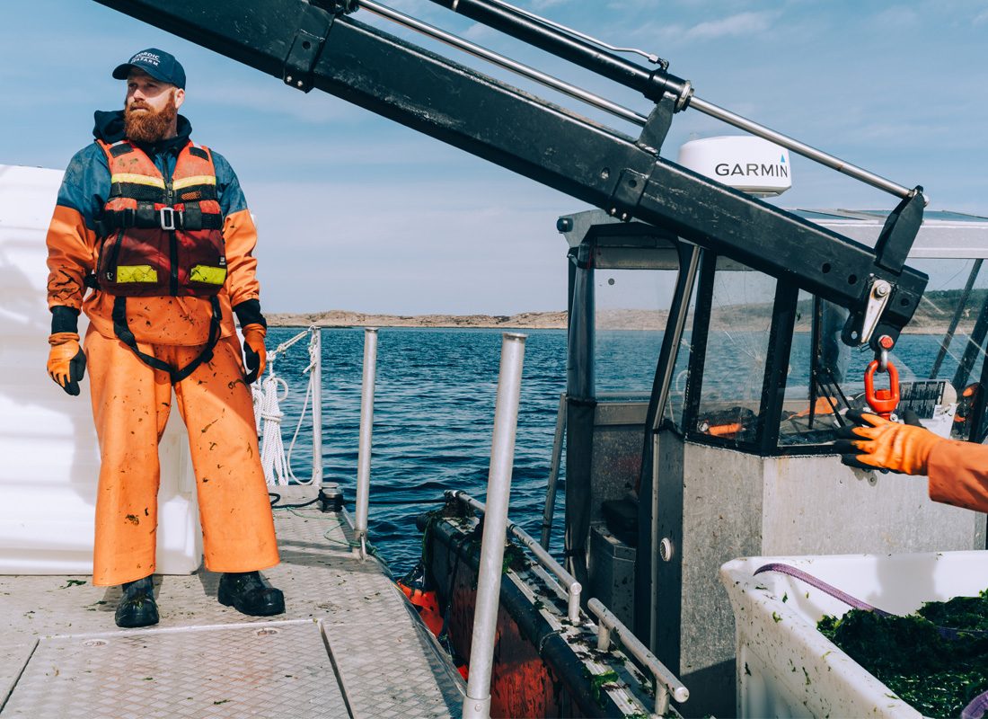 Alexander Bohmann jobbar på en pråm.