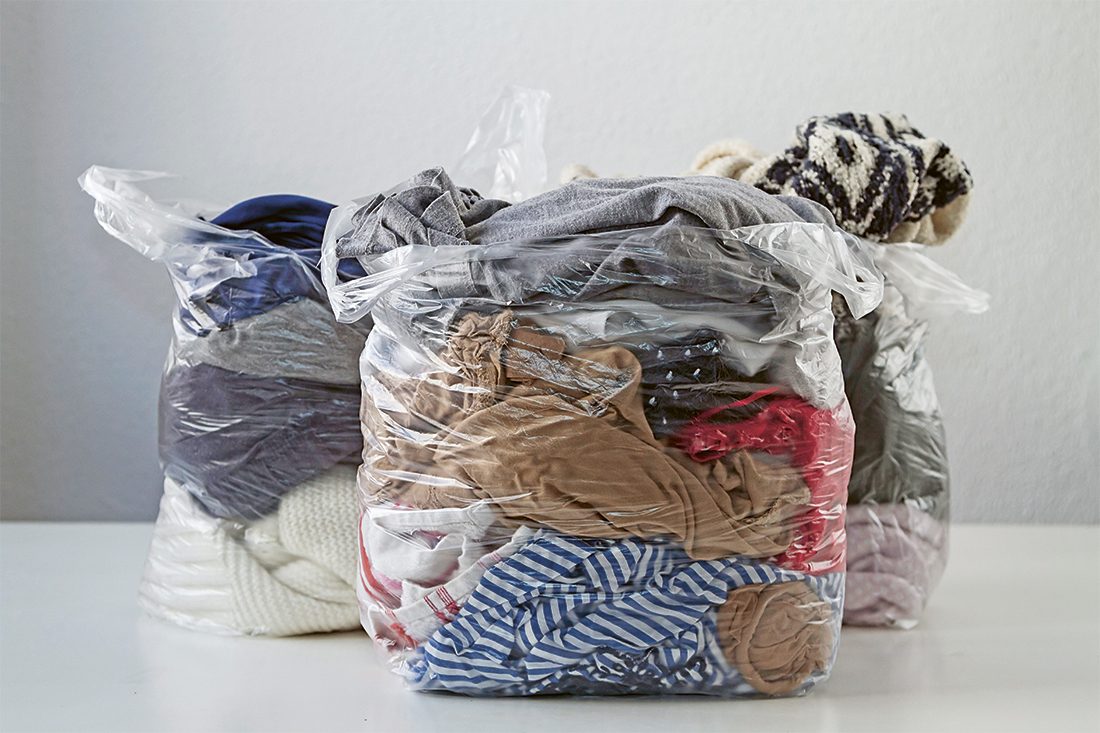 Tre påsar med kläder.