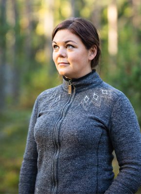 Porträttbild av Frida Hermansson i skogen.