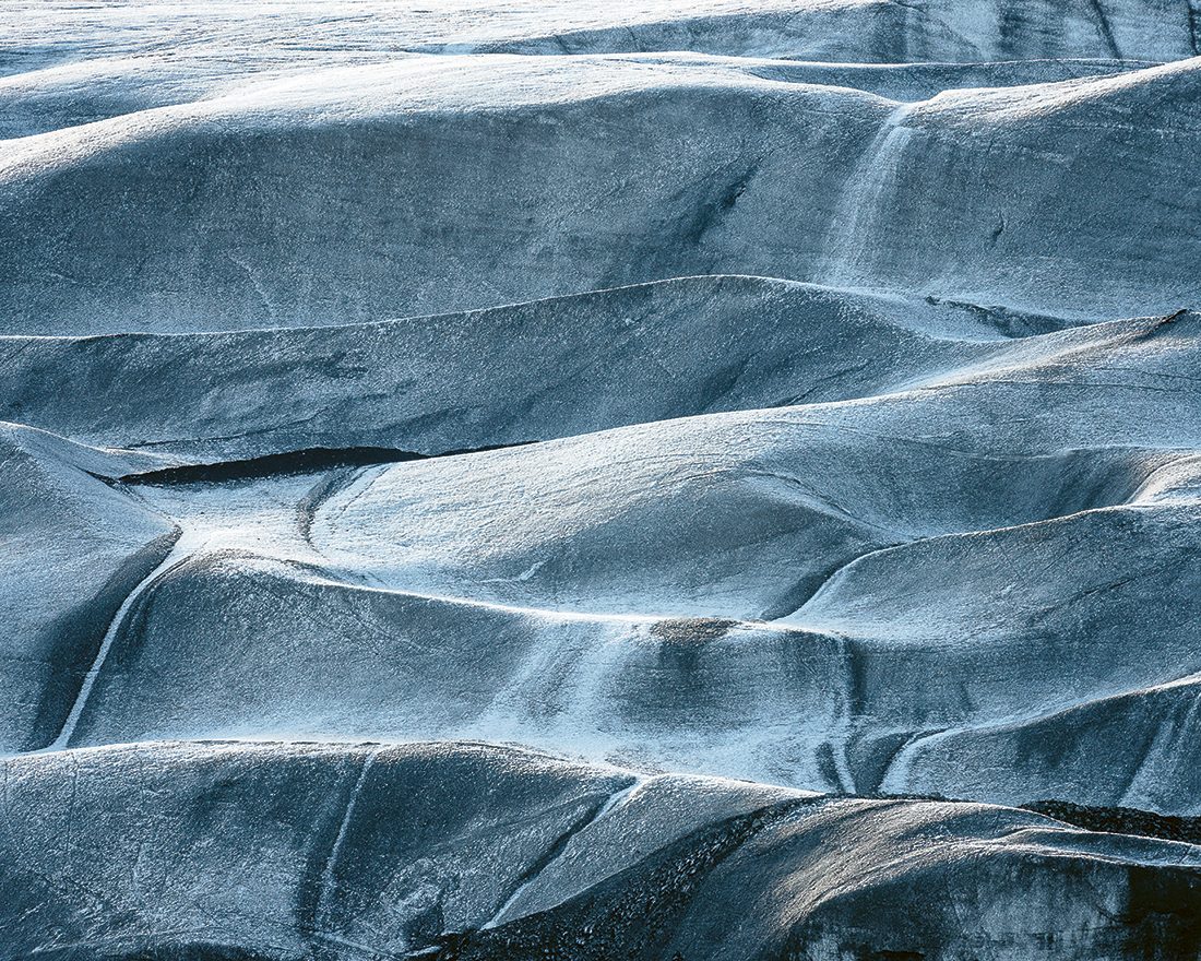 Närbild på isen i en glaciär.