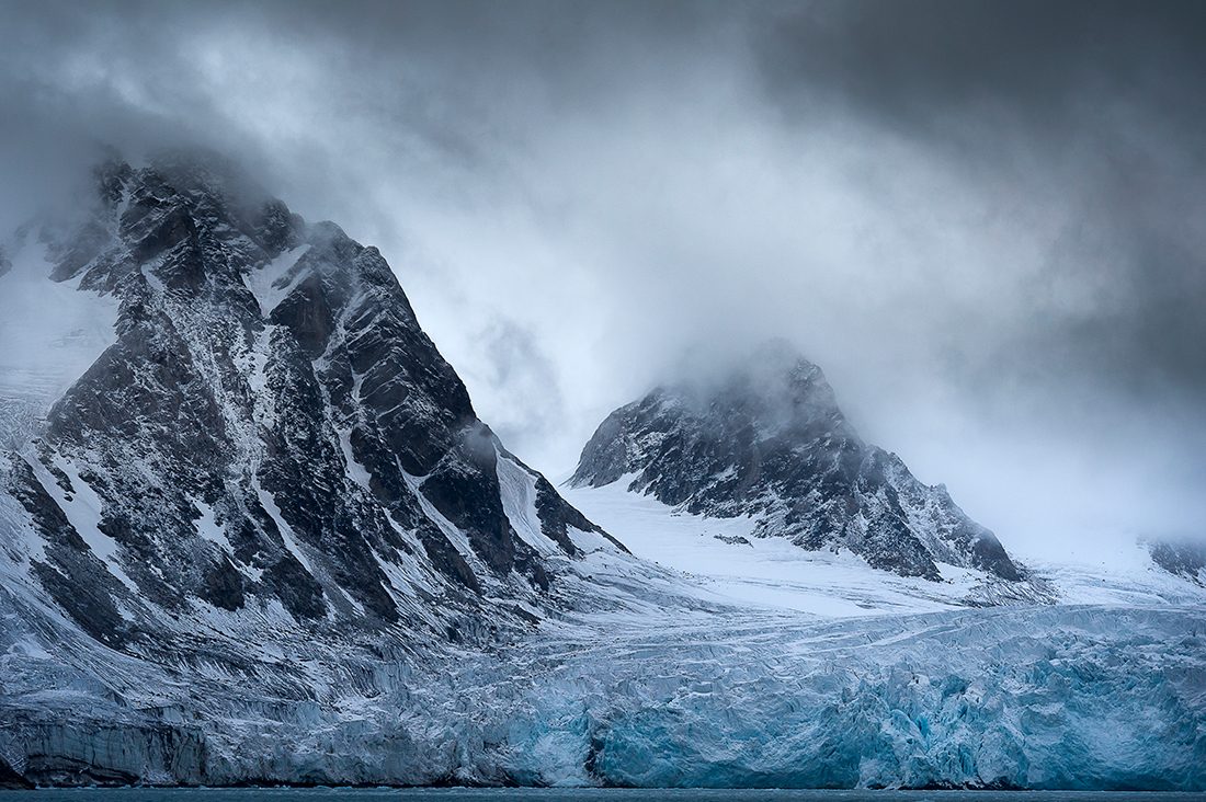 Glaciär och berg på Svalbard