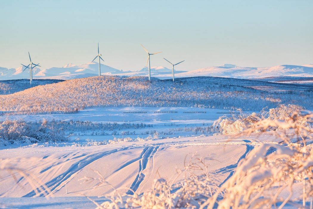 Vindkraftverk i vinterlandskap