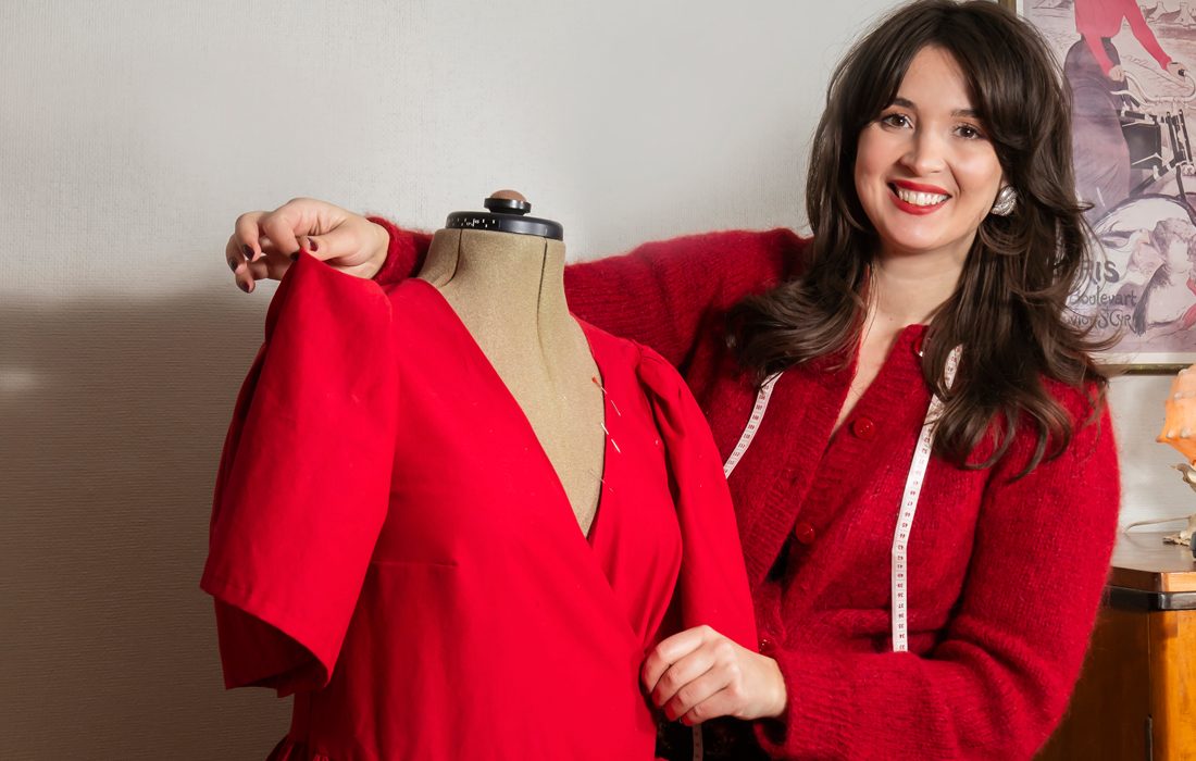 Sara Olsson mäter klänning på provdocka