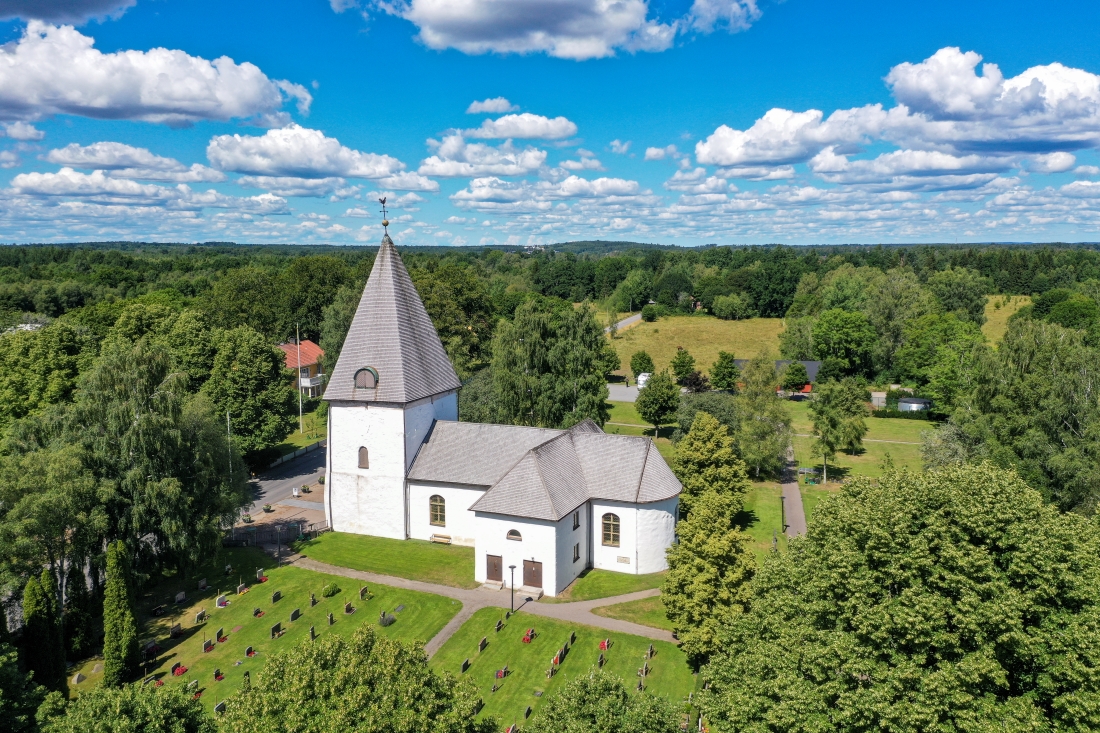 Kyrka i skog.