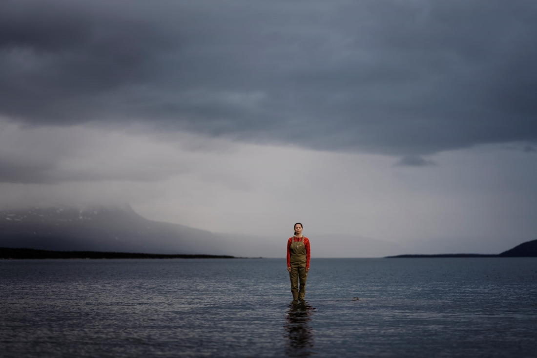 En kvinna som står i vatten.