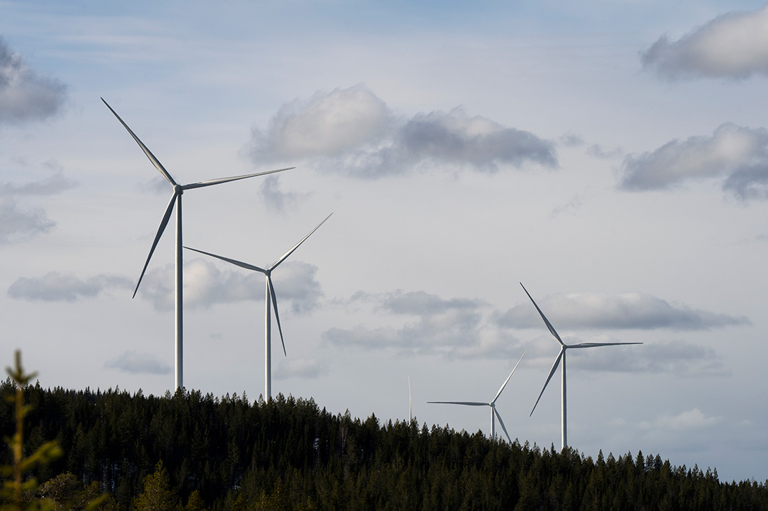 Vindkraftverk i skogen.