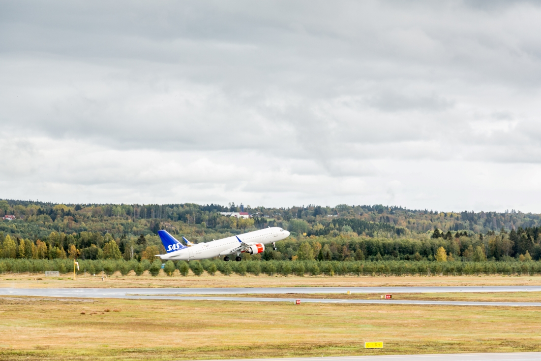 Flyg lyfter från flygplats.