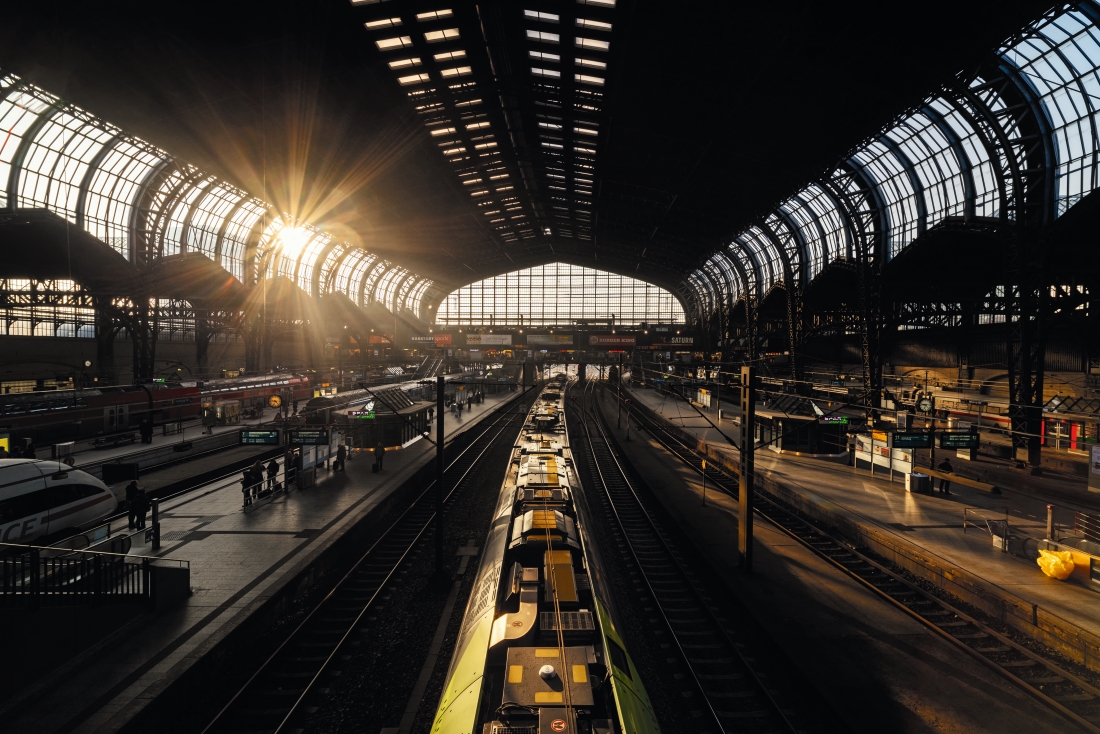 Järnvägsspår i station.