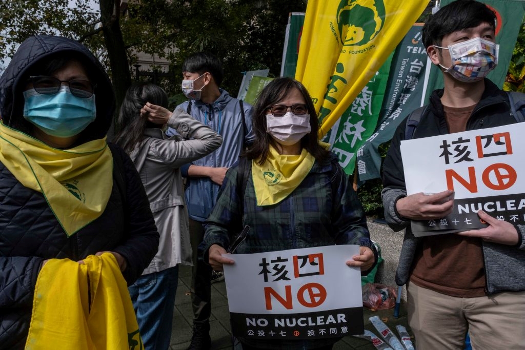 Demonstranter med skyltar.