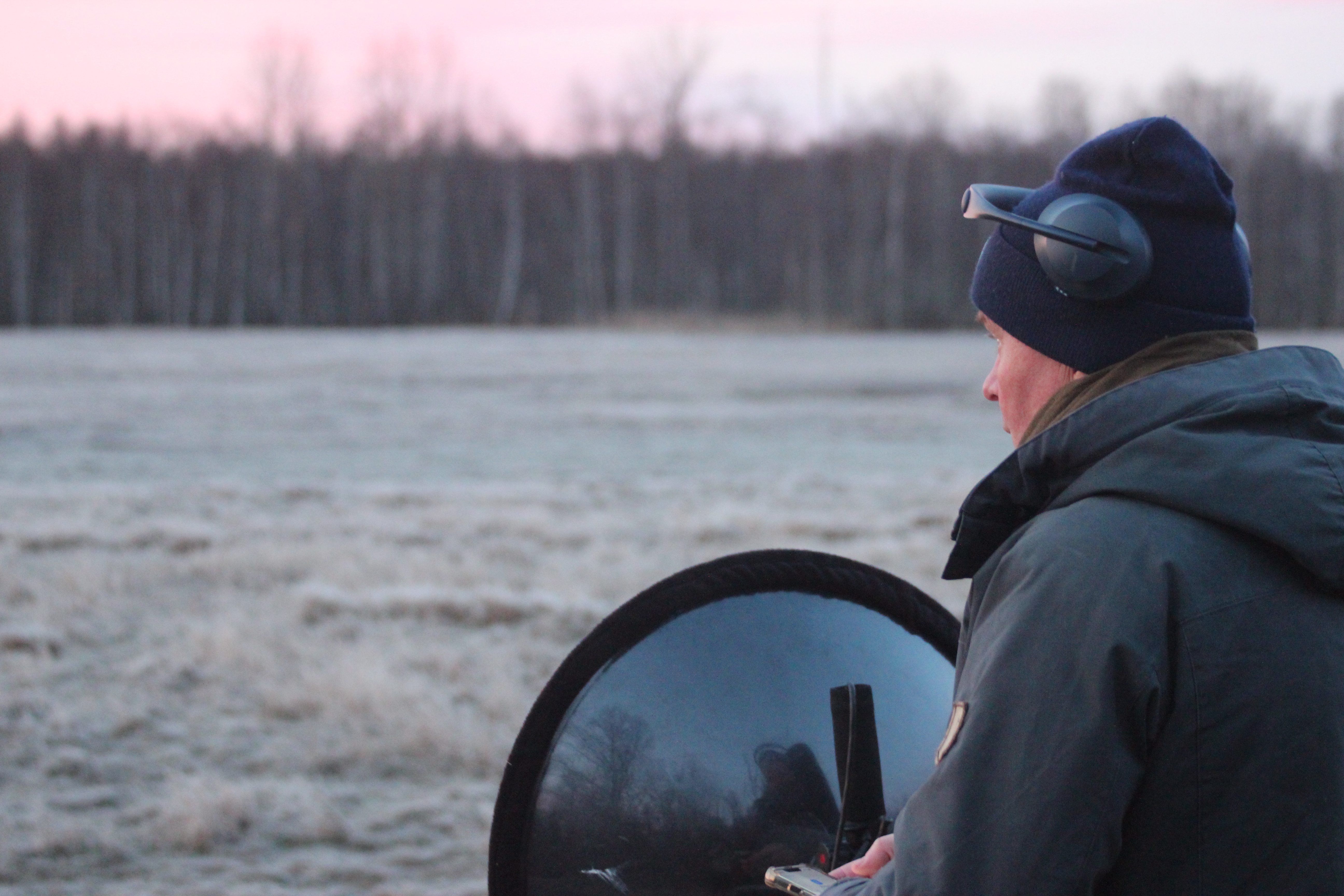 Man står bakom en ljudförstärkare.