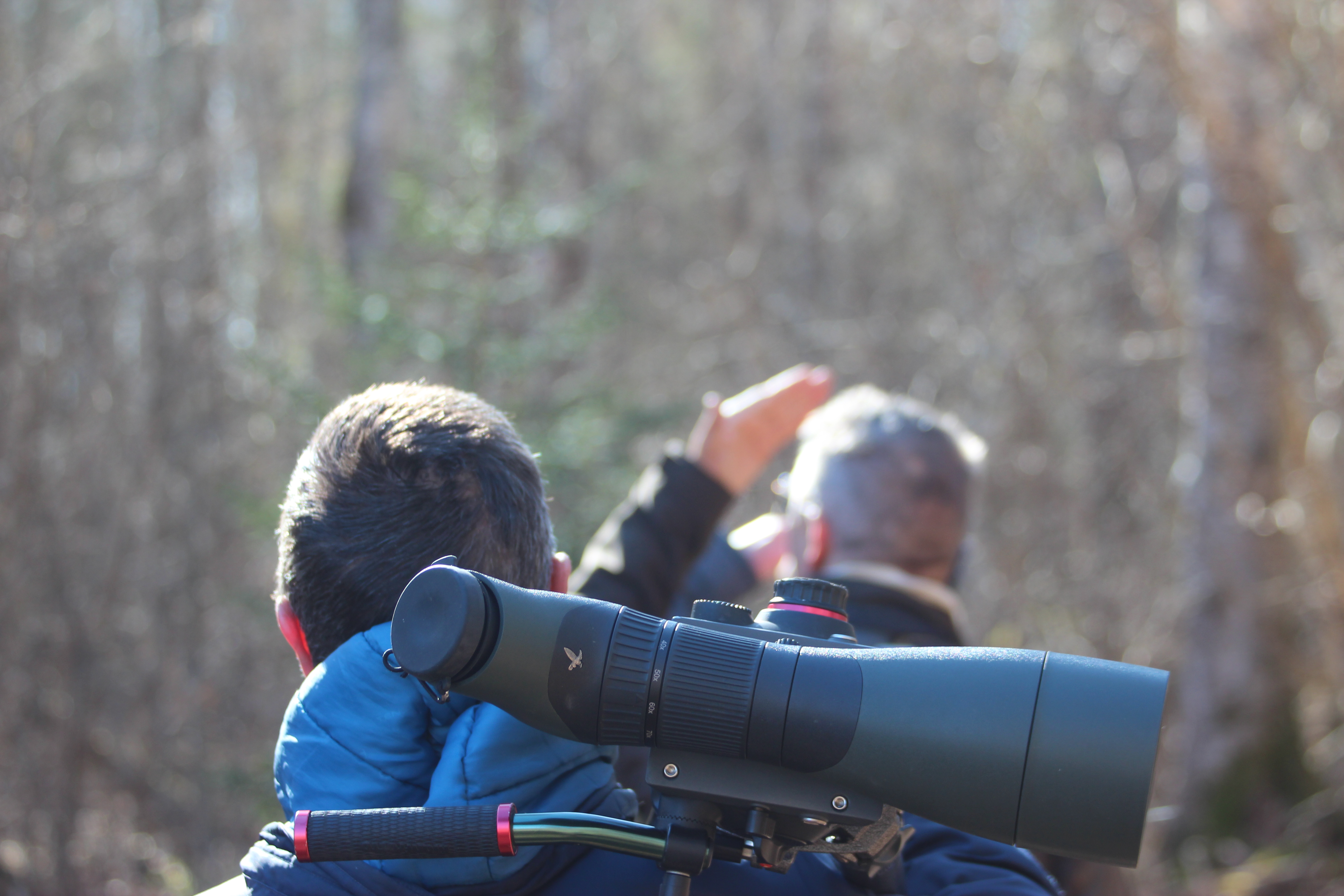 Kikare i närbild med människor i bakgrunden.