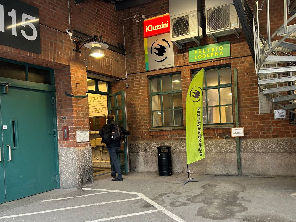 Kontorsentre med skyltar och flagga.