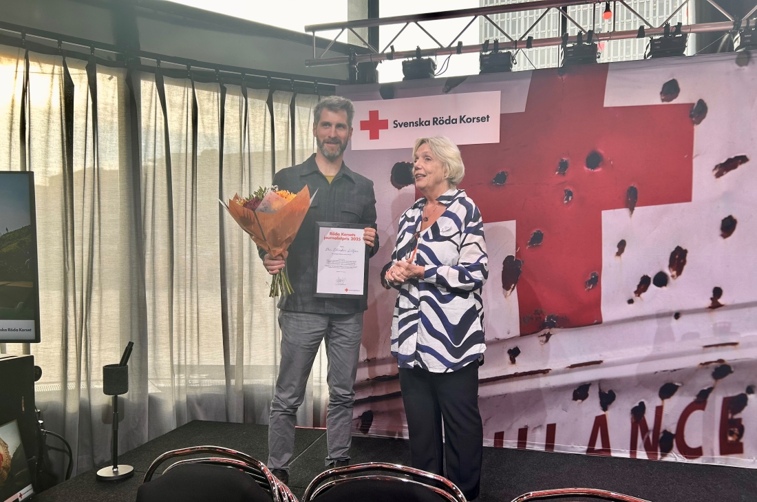 En man och en kvinna på en scen .