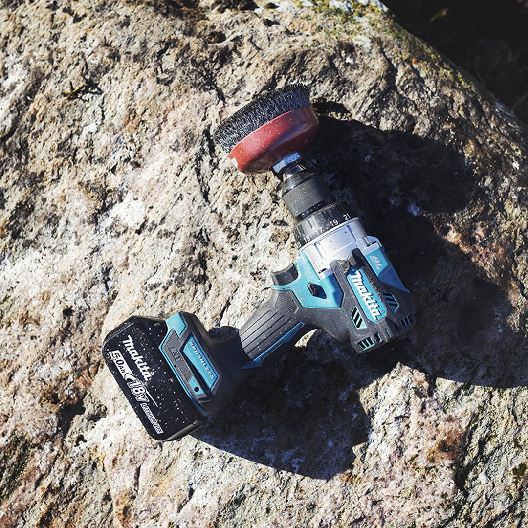 Borrmaskin med borste för att sanera olja