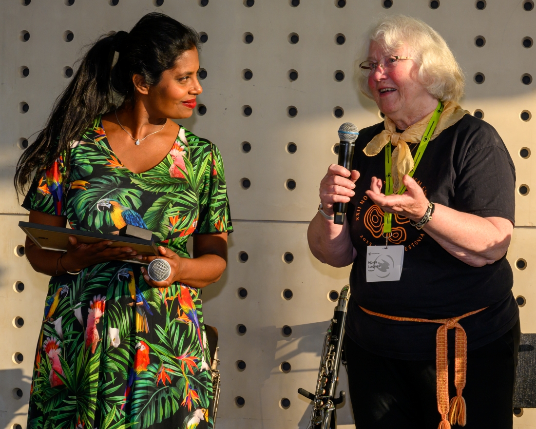 Två kvinnor på en scen.