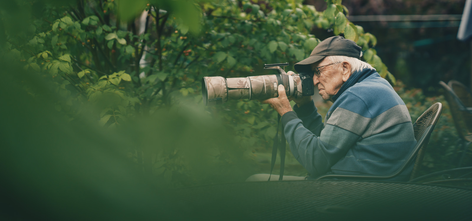 Naturfotografen Jan Grahn tar ett foto i sin trädgård.