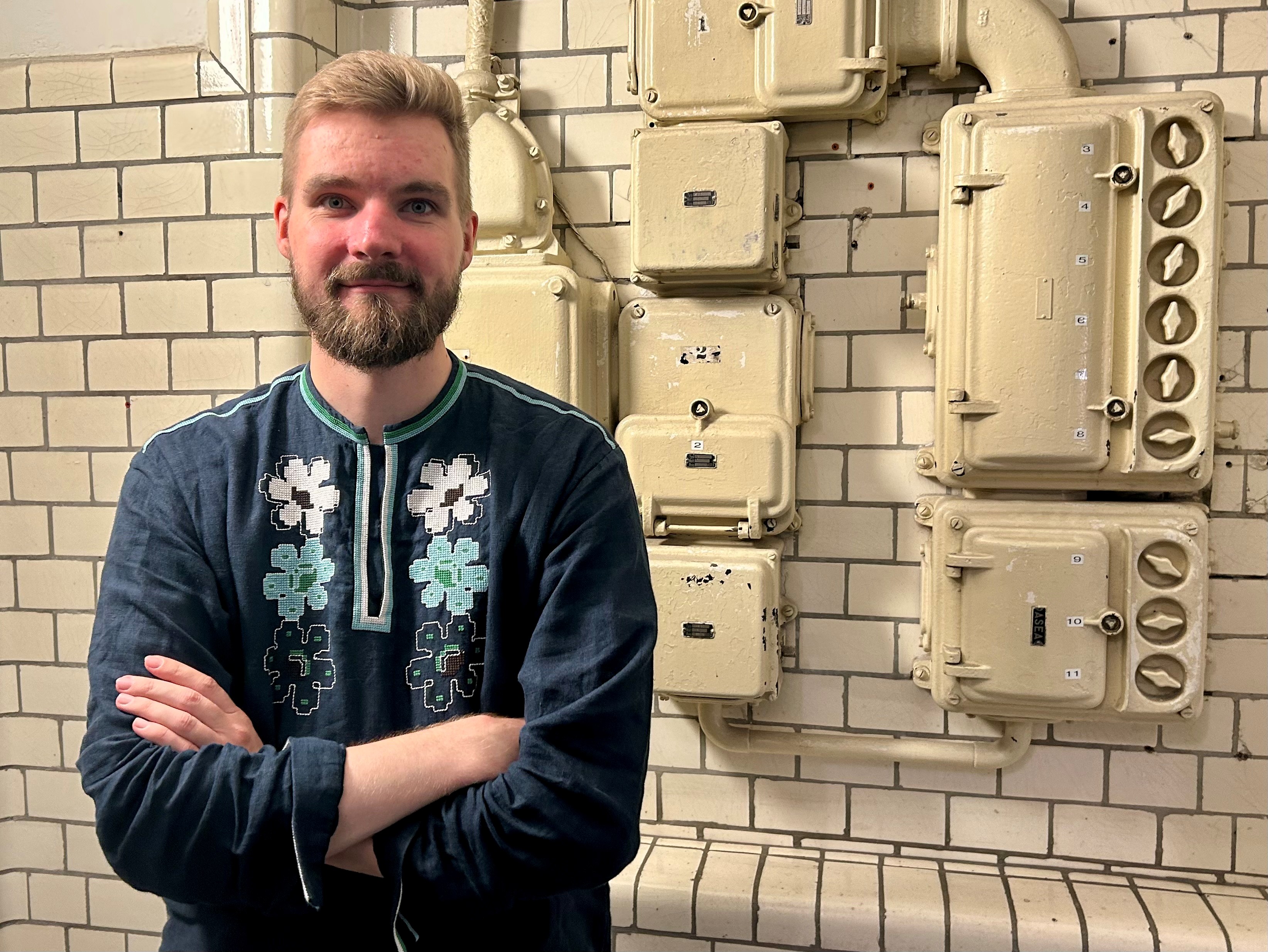 Man med blommig skjorta.