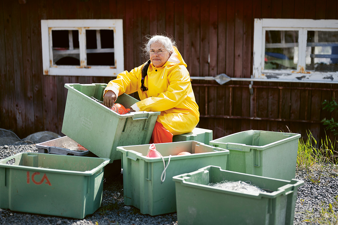 Kvinna i gul regnrock