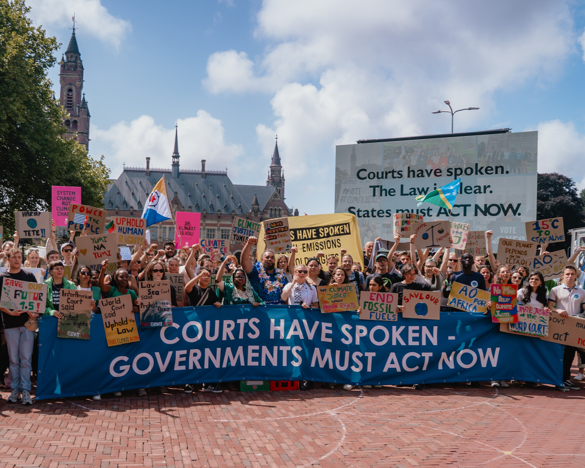 Ungdomar demonstrerar med plakat.