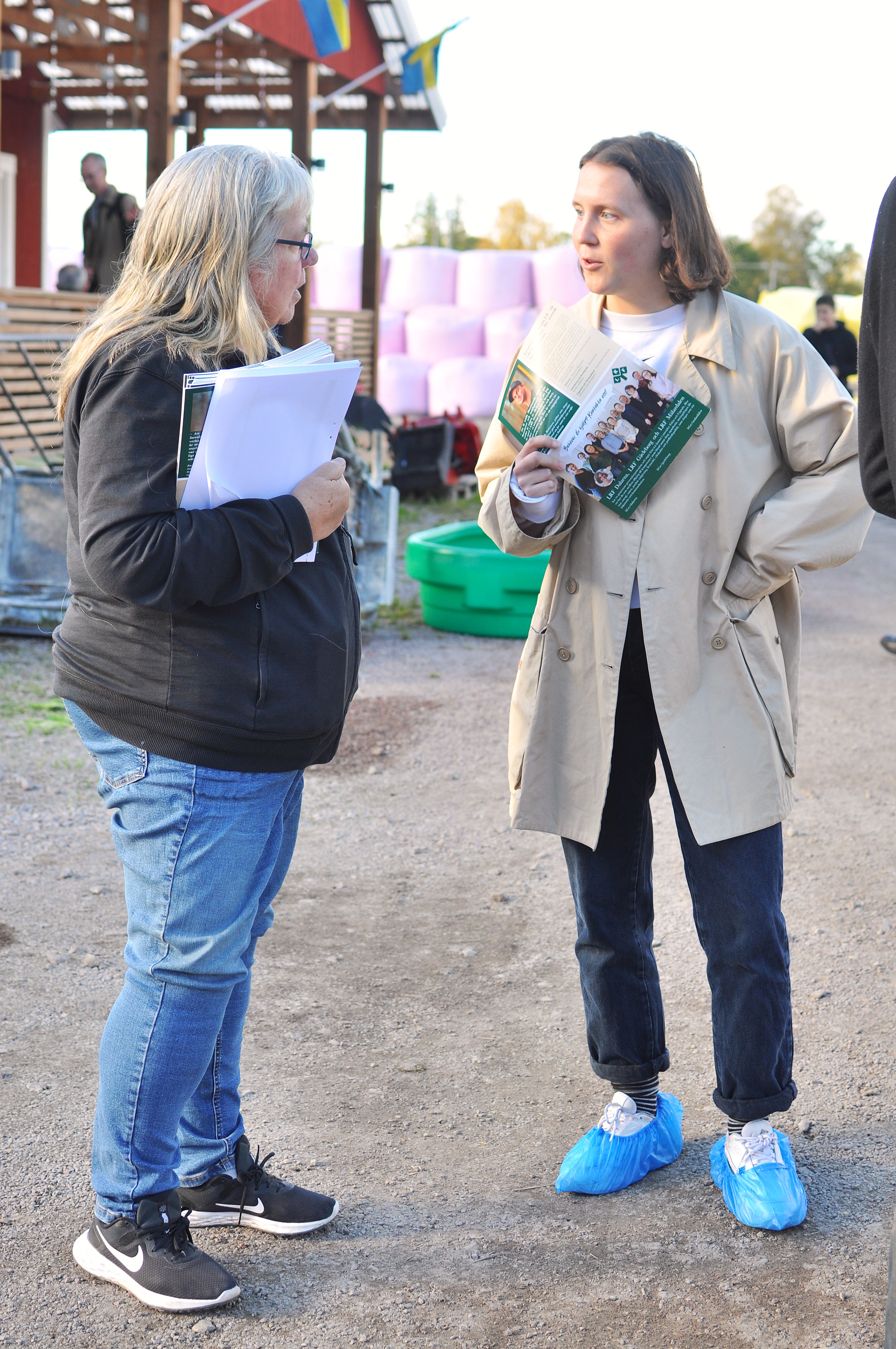 Två kvinnor som pratar.