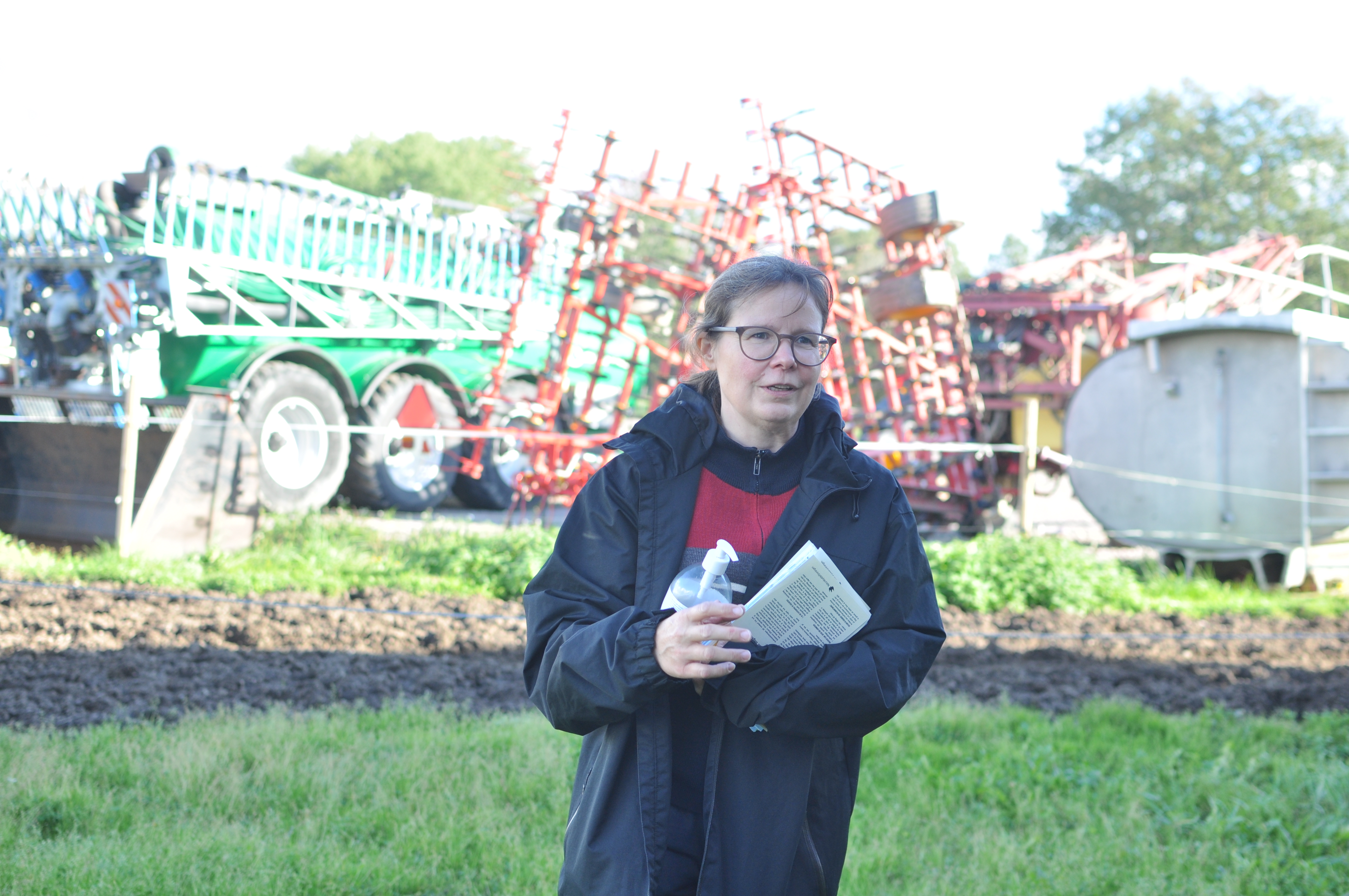 Dam med glasögon utomhus.